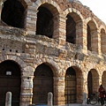 這不是羅馬競技場。是義大利第二大的圓形劇院。保存得相當完整，很壯觀的。