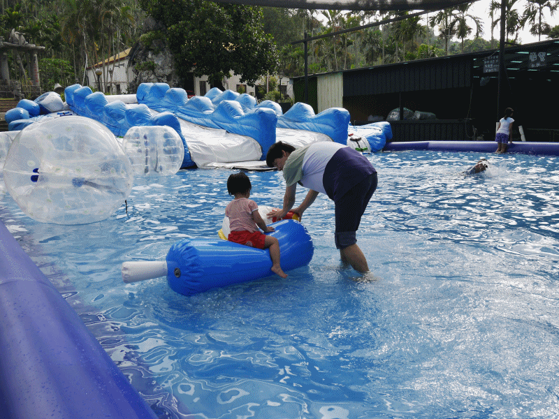 雲林古坑 親子景點石頭公園優德親子休閒園區 戲水池 滑草 沙坑 手搖船 好玩設施玩不停 草地赤腳踩踩踩 小不點看世界 Paine吃玩世界旅遊趣 雲林古坑 親子景點石頭公園優德親子休閒園區 戲水池 滑草 沙坑 手搖船 好玩設施玩不停 草地赤腳踩踩踩 小不點看世界 Paine吃玩世界旅遊趣