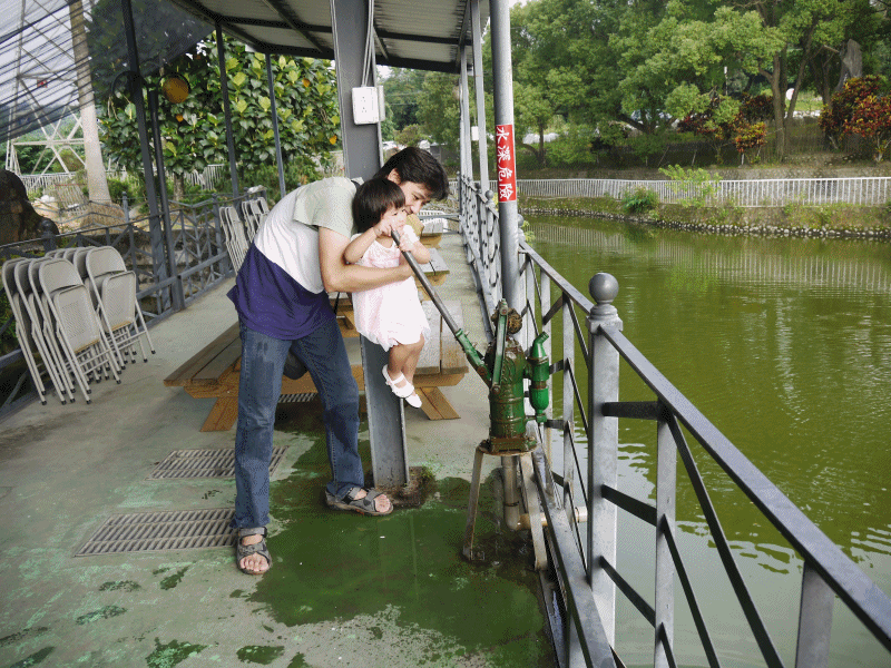 雲林古坑 親子景點石頭公園優德親子休閒園區 戲水池 滑草 沙坑 手搖船 好玩設施玩不停 草地赤腳踩踩踩 小不點看世界 Paine吃玩世界旅遊趣 雲林古坑 親子景點石頭公園優德親子休閒園區 戲水池 滑草 沙坑 手搖船 好玩設施玩不停 草地赤腳踩踩踩 小不點看世界 Paine吃玩世界旅遊趣