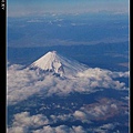 積雪雲朵環繞的富士山