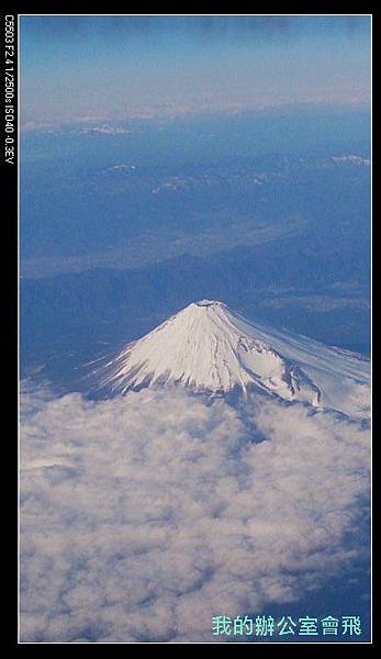 清晰可見山頂火山口