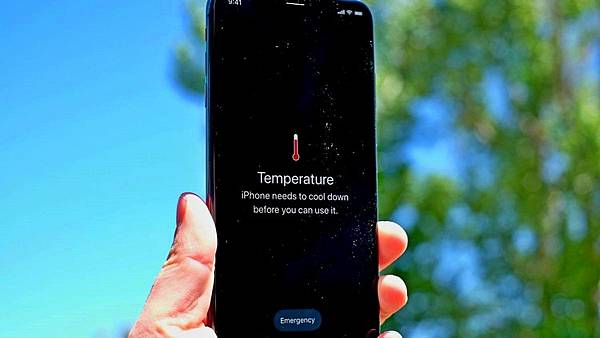 天氣熱死人的「附帶損害」：手機電池不到一年快速衰退15%，使