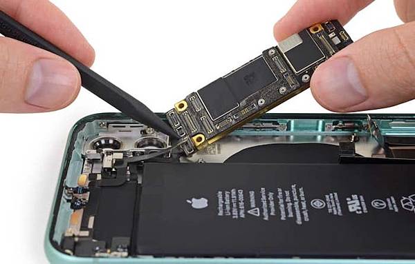 iphone-11-tear-down-logic-board-1024x652.jpg