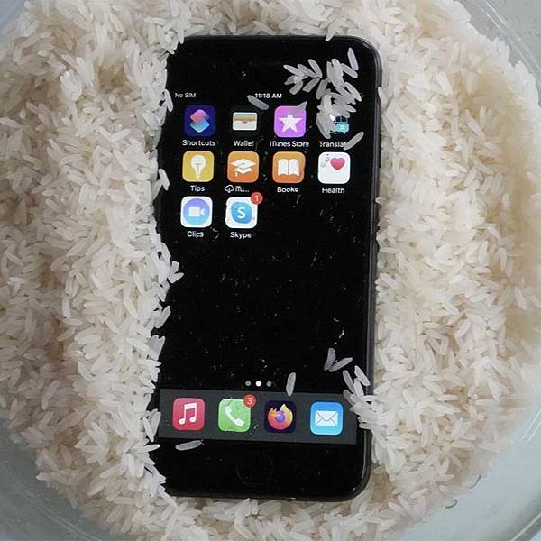 手機想不開跳海了嗎?別慌!跟著這些步驟來搶救你的愛機 網路批 手機想不開跳海了嗎?別慌!跟著這些步驟來搶救你的愛機 網路批