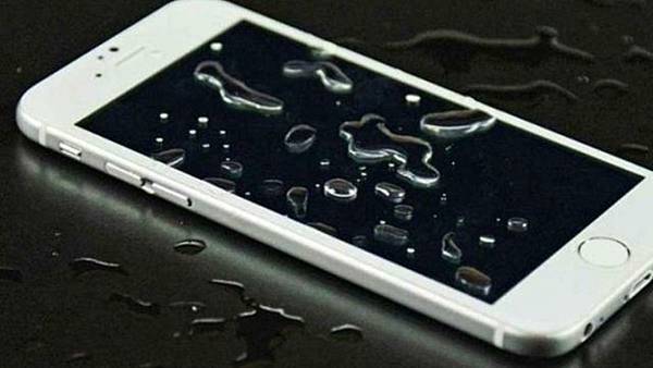 手機進水後開不了機、螢幕變黑、螢幕不能觸控,該如何處理? 現