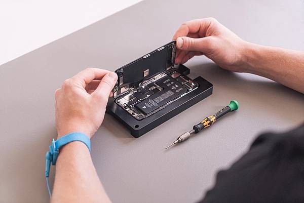 iPhone 換電池多少錢?時間會很久嗎?換電池不可不知的懶 iPhone 換電池多少錢?時間會很久嗎?換電池不可不知的懶