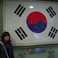 要跟國旗照一下, 真的是在韓國喔!