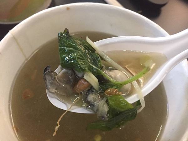 新竹湖口老字號美食老五鹹粥,半熟蛋搭配上他的滷肉飯濃濃的膠質讓人一吃再吃