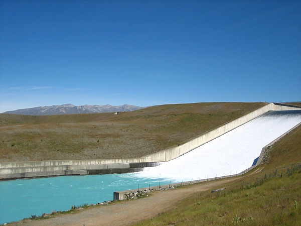 水壩(其實冰河泥導致湖水成此顏色)