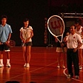 王金平打網球
