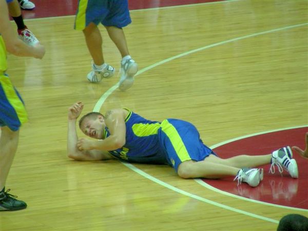 控球主力柏攸林(Biryulin Yegor) 被打倒在地。