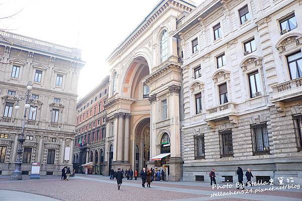 【2016義大利蜜月旅行】DAY 4-1.2.3 艾曼纽二世迴廊 Galleria Vittorio Emanuele II→氣勢磅礡的米蘭大教堂Duomo di Milano→油炸三明治Panzerotti Luini→午餐吃到飽168大酒店RISTORANTE ★義大利/義大利蜜月/米蘭景點/華友蜜月