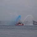 噴出紅藍白三色水柱的小艇