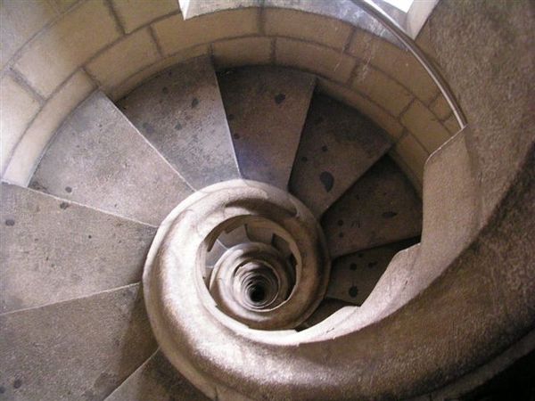 另一段下樓的階梯。設計靈感來自貝殼。高度落差其實很嚇人，不自覺的粘著牆壁下樓，深怕掉進中間的洞。