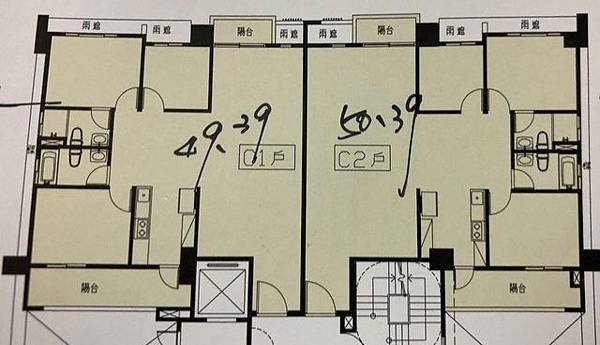 平面圖兩戶都屬於正方形格局，卻因隔間規畫不佳浪費了正中間的坪效 .jpg