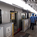 15.車掌還穿很有當地特色的制服.jpg