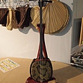 25.碼頭內展示的傳統樂器：三味線.jpg