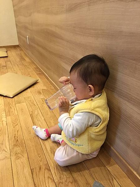 自己找大人用過的東西學著用