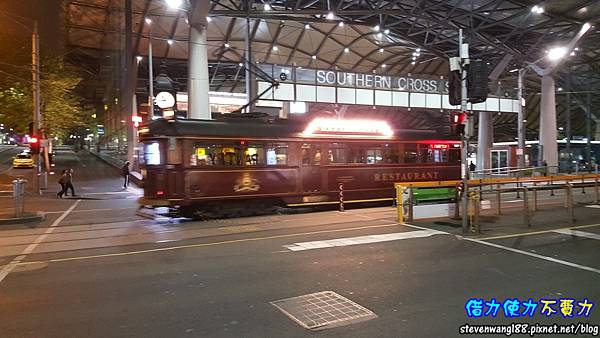 20161107-0147-夜間還在開的電車