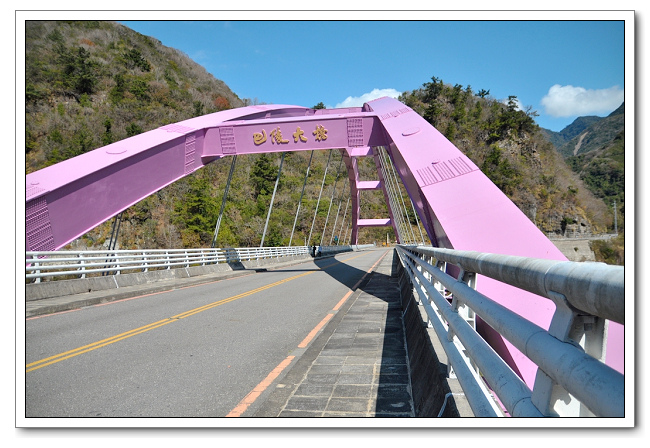 巴陵大橋，水蜜桃粉色橋