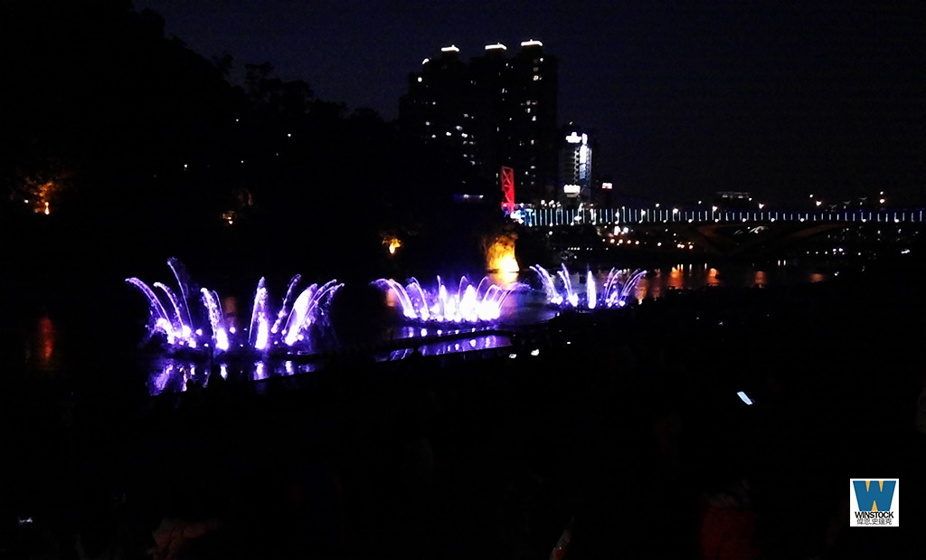 新北碧潭水舞秀時間5分鐘表演夜景,碧潭旅遊一日遊新景點,碧潭吊橋沿岸美食小吃 (餐廳,怎麼去,停車,交通,炸蛋蔥餅,新店和美山登山步道,騎腳踏車) 新北碧潭水舞秀時間5分鐘表演夜景,碧潭旅遊一日遊新景點,碧潭吊橋沿岸美食小吃 (餐廳,怎麼去,停車,交通,炸蛋蔥餅,新店和美山登山步道,騎腳踏車)