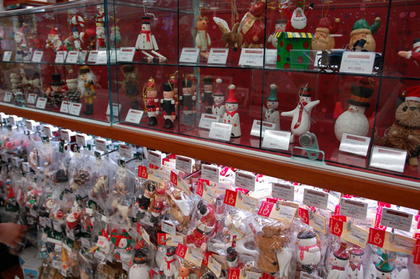24日去逛街聖誕節氣氛正濃的日本商店.jpg