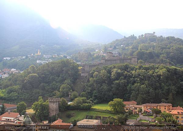 瑞士-貝林佐納Bellinzona，由大城堡往山上看另外兩座城堡