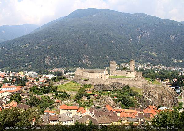 瑞士-貝林佐納Bellinzona，遠眺大城堡