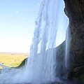 20170710A-12冰島自助行。南岸景點-塞里雅蘭瀑布Seljalandsfoss，繞到瀑布後方走一圈，外衣、背包、相機全都被水氣噴濕