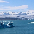 20170711B-07冰島自助行。Jökulsárlón傑古沙龍冰河湖，後方為瓦特納冰原