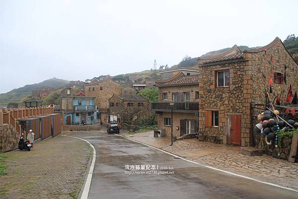 馬祖-東莒03福正聚落，後方可見東莒島燈塔