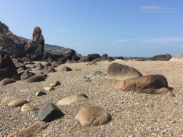 馬祖北竿2-25螺山自然步道，多種顏色的石頭