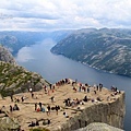 0726pixnet-39【挪威】爬上聖壇岩後方岩石，由高處俯瞰聖壇岩與峽灣