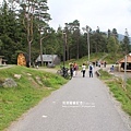0724pixnet-27【挪威】Bergen卑爾根，Fløyen佛洛伊恩山，山頂步道，還有兒童遊戲區，也有放養的山羊