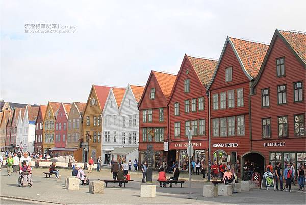 0724pixnet-16【挪威】Bergen卑爾根，Bryggen布呂根，13-16世紀木造建築，也是世界文化遺產，原為來自德國的漢薩商人的住家或辦公室，現在成為觀光區