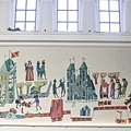 0725pixnet-04【挪威】Bergen卑爾根，火車站內可愛壁畫，訴說著此地的文化歷史：13世紀霍肯王行宮，16c建造的石頭碉堡，以及德國漢薩商人的貿易轉運站--B