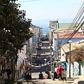 南美-護照遺失03-Valparaíso(瓦爾帕萊索)山坡塗鴉街區，盡頭是蔚藍港灣，有許多觀光客.jpg