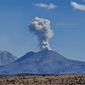 南美祕魯-Colca Canyon11科卡峽谷二日遊-Chivay奇瓦伊，火山Sabancaya5976m持續冒煙，今晚住處可見到火山