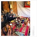 南美祕魯-Cusco庫斯科-聖谷，Chinchero欽切羅，傳統手工編織小鎮，羊駝毛線使用天然植物染色，手中拿著紫玉米與染色後的毛線
