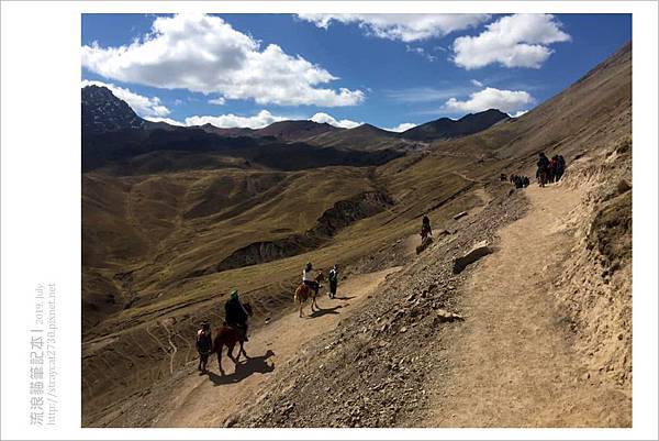 南美祕魯-Cusco庫斯科-彩虹山，依個人體力，有人付費騎馬至山腳下，再緩步上山，健行道路人馬分道