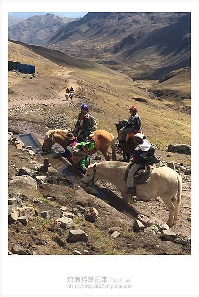 南美祕魯-Cusco庫斯科-彩虹山，途中讓馬兒喝水