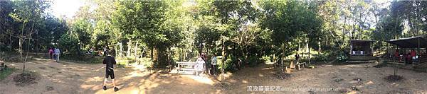 桃園登山-溪洲山20-溪洲山健行步道之愚公亭，設有桌椅、休息聊天涼亭，簡易活動設施，鞦韆、翹翹板、呼拉圈等