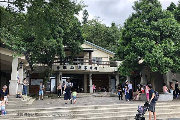 桃園東眼山05-東眼山森林遊樂區遊客中心，步道導覽、園區生態解紹、二樓還有生態解說教室，定期舉辦自然教育課程活動