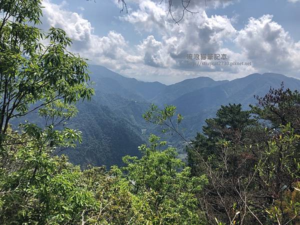 谷關七雄-東卯山10-欣賞沿途美麗山景，拍照休息一下，別再想還要走多久才會到