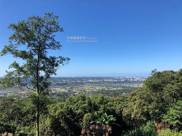 新竹飛鳳山09-踩著無限階梯終於到達第一個休息站，第一涼亭有開闊的視野，可以看到海