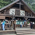 雪山東峰48-雪山登山口服務處，也有賣紀念品、果乾、冰淇淋等