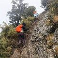 關山嶺山11-雖然單程1.5公里，但好幾段攀繩陡上