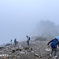 關山嶺山21-回程，峭壁碎石坡，雨後地滑