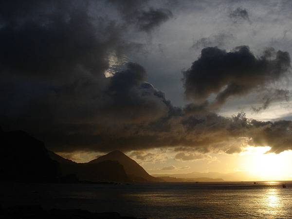 基隆山壟罩在雲層之下