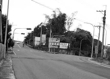 速寫簿在民雄文隆陸橋上被怪風吹落橋下